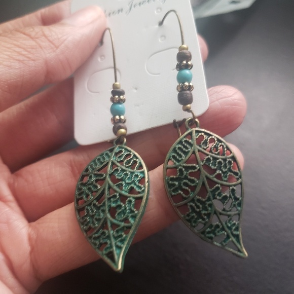 VINTAGLE HOLLOW LEAF DANGLE EARRINGS - Picture 4 of 6